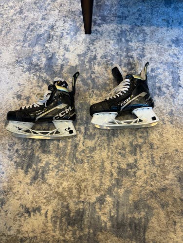 Black CCM Tacks Hockey Skates Wide Width 10.5 (Used)