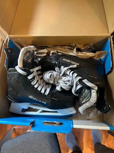 Black 2024 Bauer Supreme Shadow Hockey Skates Wide Width Size 5 (Used)