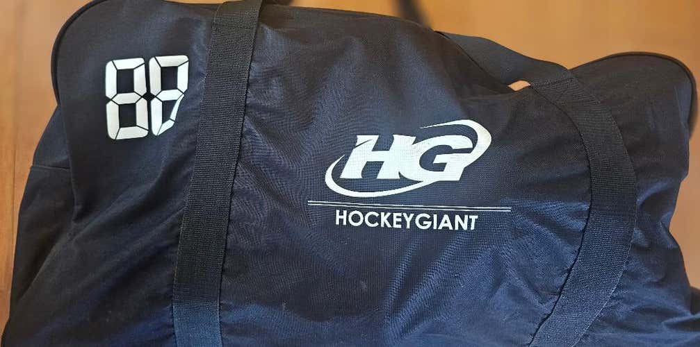 HockeyGiant Equipment Carrying Bag – Hockey Gear Bag – Excellent Condition (Used)