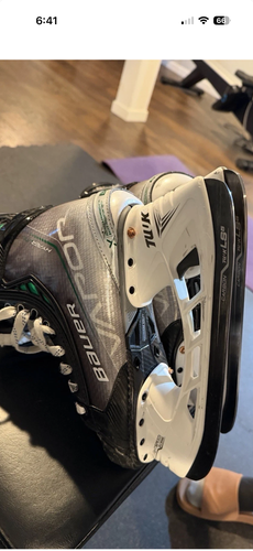 2023 Bauer Vapor Hyperlite Hockey Skates Regular Width Pro Stock 7 (Used)