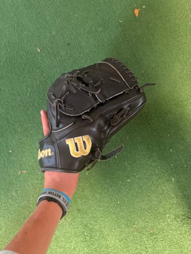 2025 Wilson A2000 RH Pitcher's Baseball Glove 12" (Used)