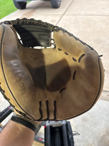 Wilson A2000 1790 RH Catcher's Baseball Glove 34" (Used)