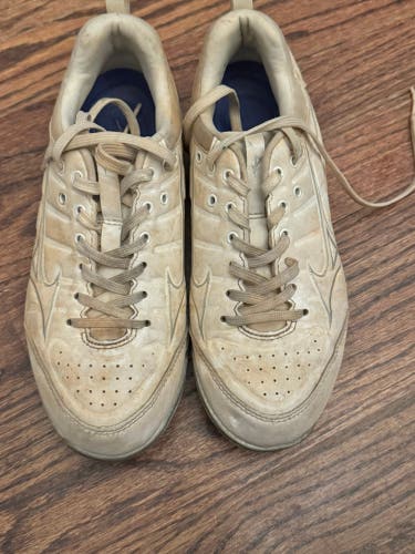 White Kid's 4.5Y (Big Kids / Youth) Mizuno Low Top Turf Cleats (Used)