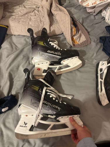 2023 Bauer Vapor Hyperlite 2 Hockey Skates Wide Width 10.5 (Used)
