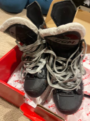 Black 2023 CCM JetSpeed FT675 Hockey Skates Regular Width Size 4.5 (Used)