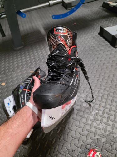 Black True HZRDUS 9x Hockey Skates Regular Width 7 (Used)