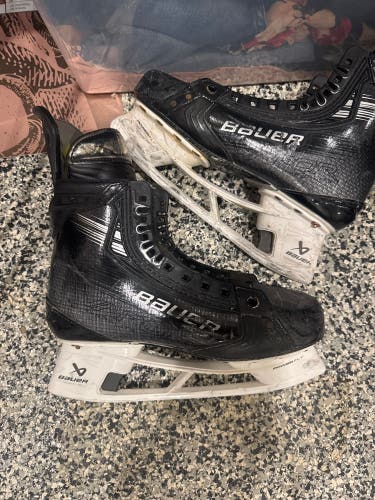 Black 2023 Bauer Vapor Hyperlite 2 Hockey Skates Regular Width Pro Stock 7 (Used)