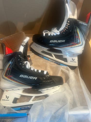 2025 Bauer Vapor Flypro Hockey Skates Regular Width 7.5 (New)