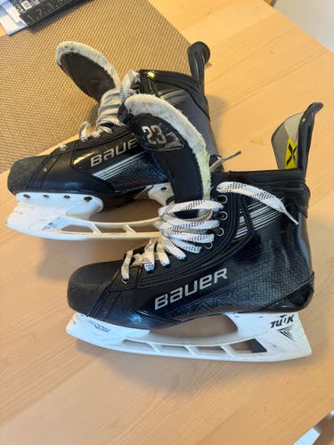 Black Bauer Vapor Hyperlite 2 Hockey Skates Regular Width Pro Stock 9 (Used)