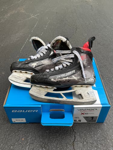 2023 Bauer Vapor X5 Pro Hockey Skates Size 5.5 (Used)