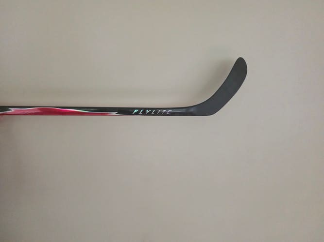 Bauer Vapor Flylite Right Handed Hockey Stick P28 70 Flex (New)