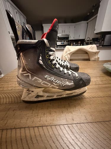 2021 Bauer Vapor Hyperlite Hockey Skates 10.5 (Used)