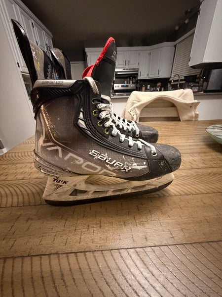 2021 Bauer Vapor Hyperlite Hockey Skates 10.5 (Used)