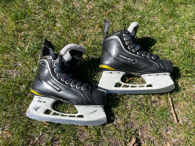 Black 2010 Bauer Supreme One100 Hockey Skates Regular Width Size 2.5 (Used)