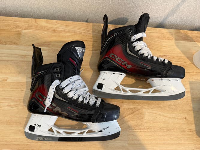 2025 CCM JetSpeed FT8 Pro Hockey Skates Regular Width 9 (Used)