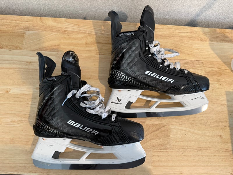Black/Gray 2025 Bauer Vapor Flylite Hockey Skates Extra Wide Width Pro Stock 8.5 (Used)