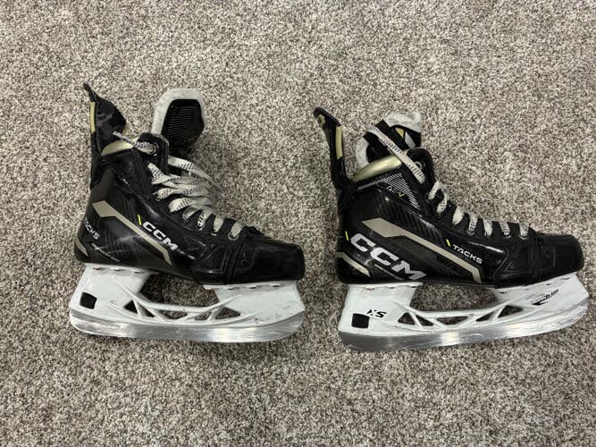 Black CCM AS-V Hockey Skates Regular Width Size 5.5 (Used)