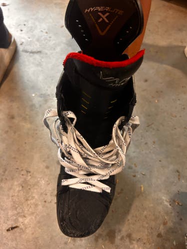 White 2021 Bauer Vapor Hyperlite Hockey Skates Regular Width 7.5 (Used)