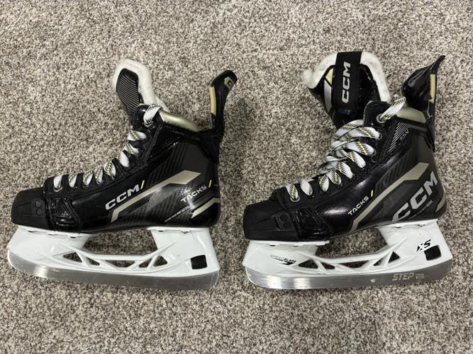 Black CCM AS-V Hockey Skates Regular Width Size 3.5 (Used)