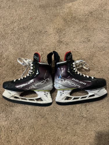 2021 Bauer Vapor Hyperlite Hockey Skates Size 4 (Used)