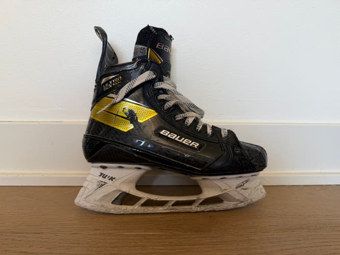 Bauer Supreme Ultrasonic Hockey Skates Size 5.5 (Used)