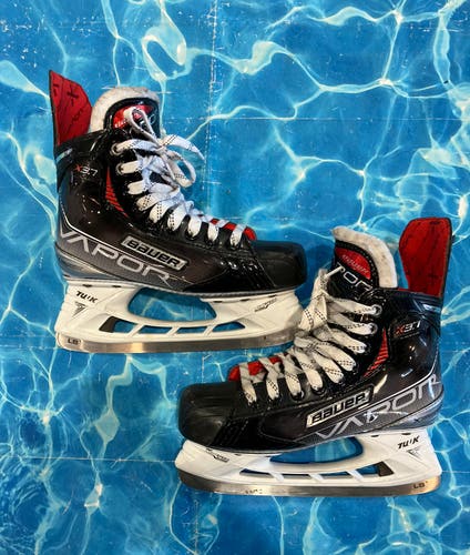 Intermediate Bauer Vapor X3.7 Hockey Skates Size 4.5 (Used)