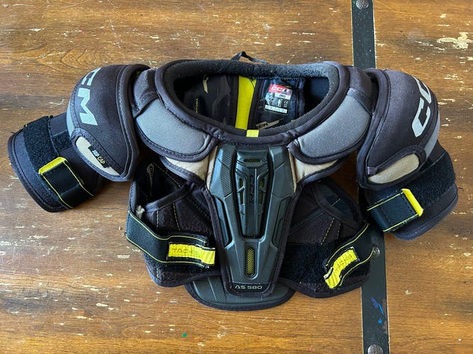 Small Junior CCM Tacks AS 580 Shoulder Pads (Used)