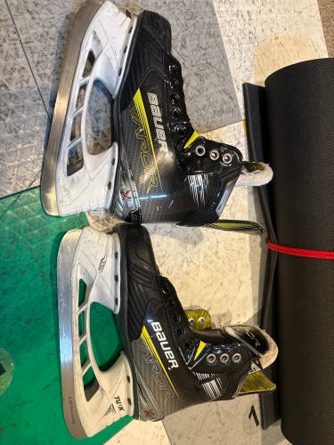 2023 Bauer Vapor X4 Hockey Skates Size 3.5 (Used)