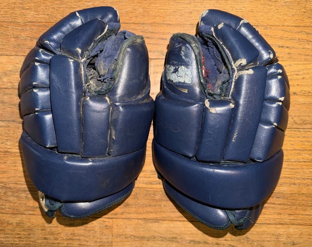 VINTAGE  VERY USED BLUE LEATHER  EAGLE GLOVES