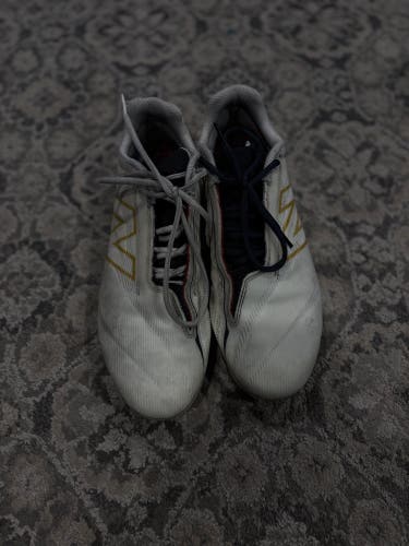 White Men's Size M 10.5 (W 11.5) Adult New Balance Molded Cleats Cleats (Used)