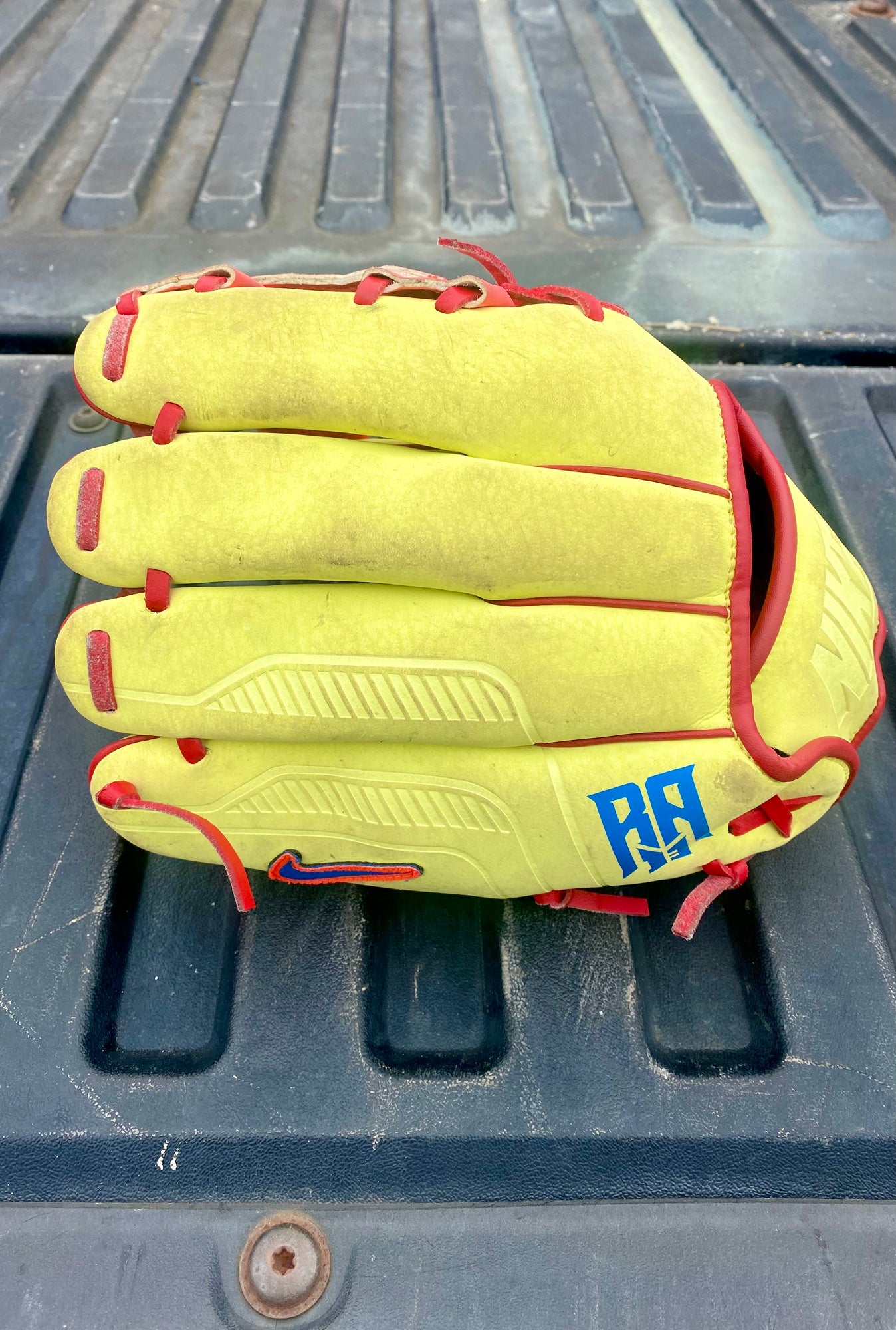 SALE ⭐︎美品⭐︎ Nike MVP EDGE 軟式グローブ イエロー Nike MVP Edge Baseball Gloves & Mitts | New and Used on SidelineSwap