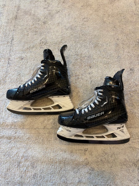 Senior Bauer Supreme Mach Hockey Skates Regular Width Pro Stock size 9 (Used)