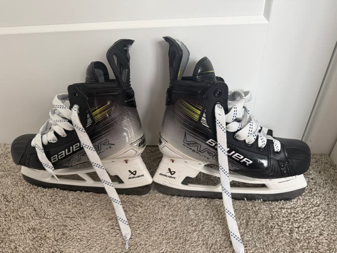 2023 Bauer Vapor Hyperlite 2 Hockey Skates Regular Width Pro Stock Size 5.5 (New)