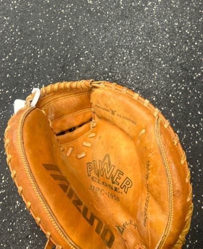 Mizuno RH Catcher's MPC-1050 Baseball Glove 31" (Used)