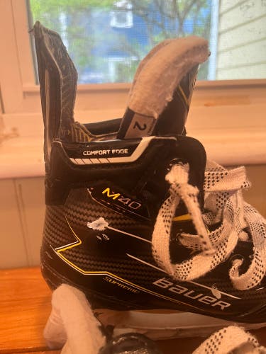 2024 Bauer Supreme M40 Hockey Skates Regular Width Size 2 (Used)