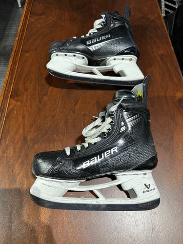 Black 2025 Bauer Vapor Hyperlite 2 Hockey Skates Pro Stock 7.5 (Used)
