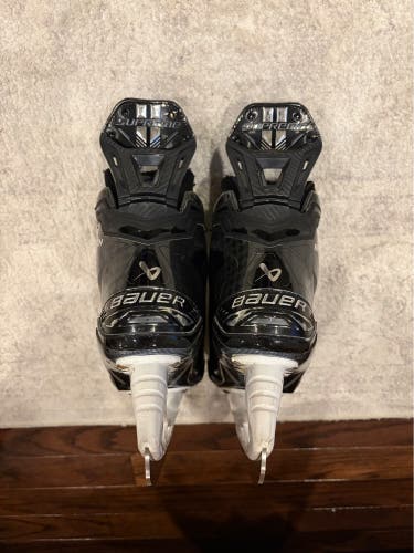 Black 2022 Bauer Supreme Mach Hockey Skates Regular Width Pro Stock 9 (Used)