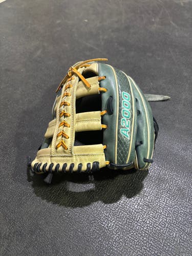 Wilson Outfield A2000 JR44 Baseball Glove 12.75" (Used)