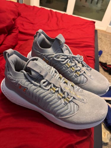 Gray Men's Size M 12.5 (W 13.5) Adult Under Armour Yard Trainer Shoes (New)
