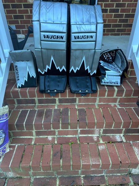 32" Vaughn Velocity V9 Pro Senior Regular Goalie Full Set (Used)