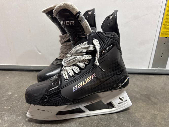 Black Bauer Supreme Shadow Hockey Skates 9 (Used)