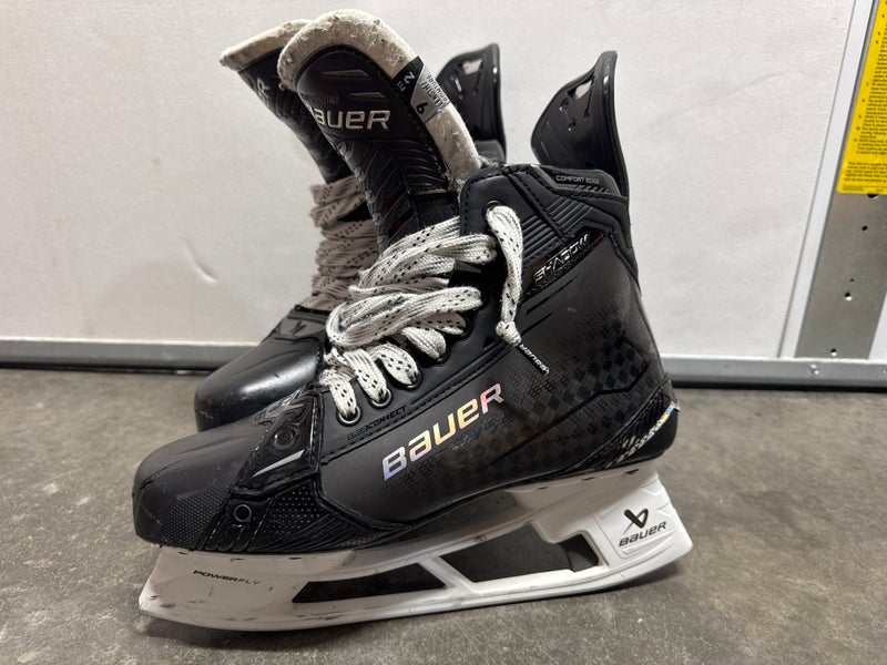 Black Bauer Supreme Shadow Hockey Skates 9 (Used)