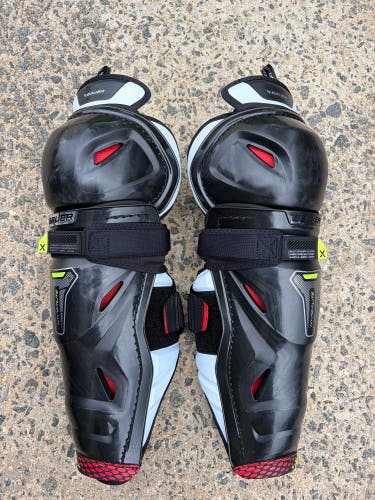 Intermediate Bauer Vapor Hyperlite 14" Shin Pads (Used)