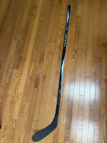 Senior Bauer Vapor Flylite Right Handed Hockey Stick P28 77 Flex (Used)