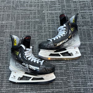 Intermediate Bauer Vapor Hyperlite 2 Hockey Skates | Size 4 Fit 1