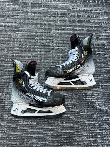 Intermediate Bauer Vapor Hyperlite 2 Hockey Skates | Size 4 Fit 1