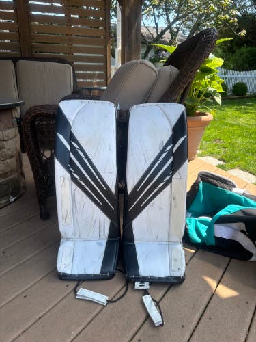32" Bauer Vapor 3X Goalie Leg Pads (Used)