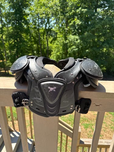 Medium Youth Xenith Flyte Shoulder Pads (Used)