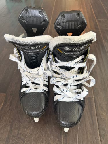 2022 Bauer Supreme M5 Pro Hockey Skates Regular Width 6 (Used)