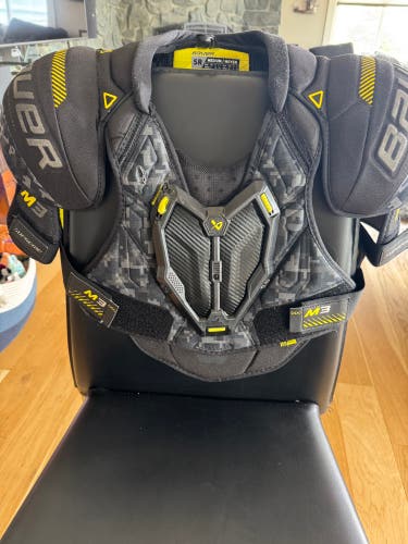 Medium Senior Bauer Supreme M3 Shoulder Pads (Used)